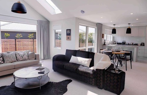 Rotorua House | The Gallery | Central Location with Spa Pool