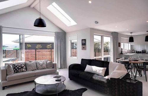 Rotorua House | The Gallery | Central Location with Spa Pool