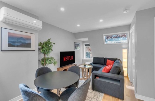 Church and Wellesley House | The Gallery - Designer 3BR - Downtown