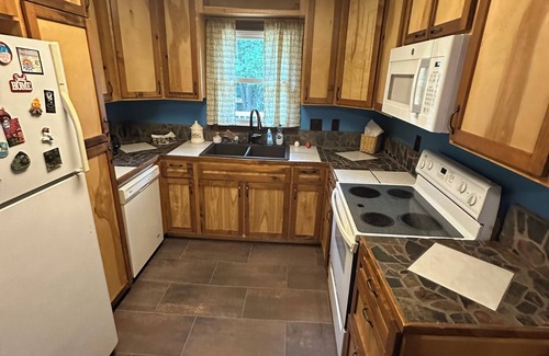 Smyrna House | The Gallery Nextdoor - 2 bedroom ranch home with fenced yard