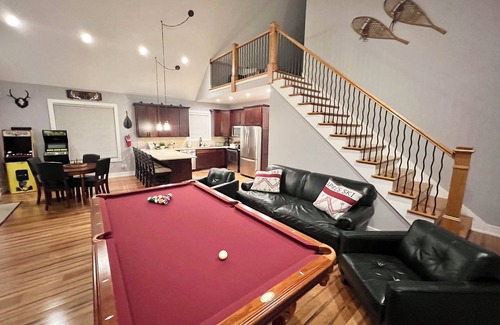 Necedah House | The Game Cabin – 5-Acre Retreat w/Arcades, Pool Table, Fire Pit & Ping Pong