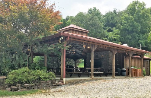 Sparta Cabin | "The Gameroom" 2 Bedroom 2 Bath Hillside Cabin with View