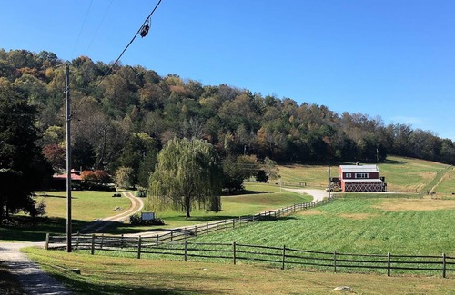 Sparta Cabin | "The Gameroom" 2 Bedroom 2 Bath Hillside Cabin with View