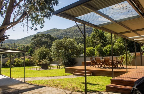 Halls Gap House | The Gap Holiday Cottage, Entertainers backyard, fire pit & fabulous views