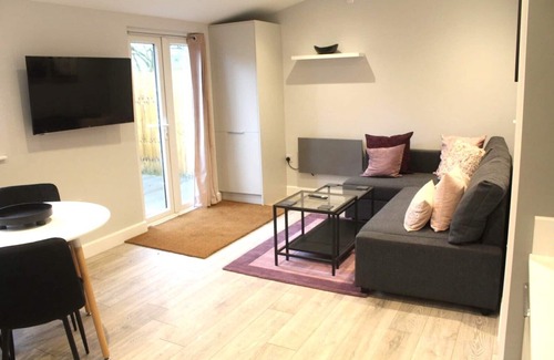 Waltham St Lawrence Cabin | The Garden Cabin. Beautiful village location with lovely walks and local pub