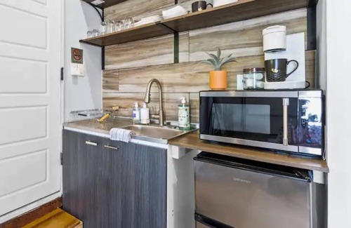 Downtown Apartment | The Garage Oasis~Walkable~Pets~Downtown~Unique!