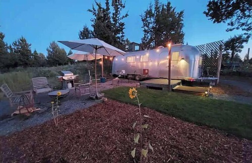 Bend House | The Garden Airstream (No cleaning fee)