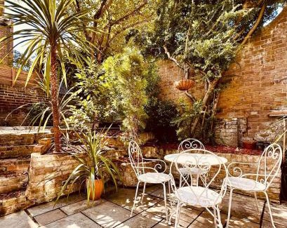 Hammersmith Broadway Apartment | The Garden Apartment