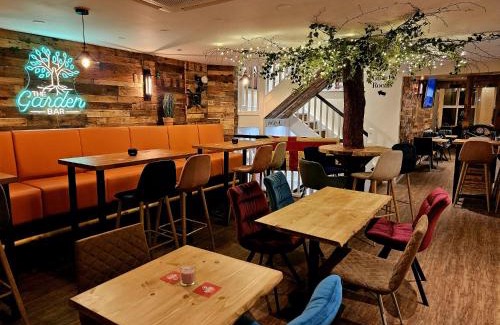 Baildon Hotel | The Garden Bar Rooms