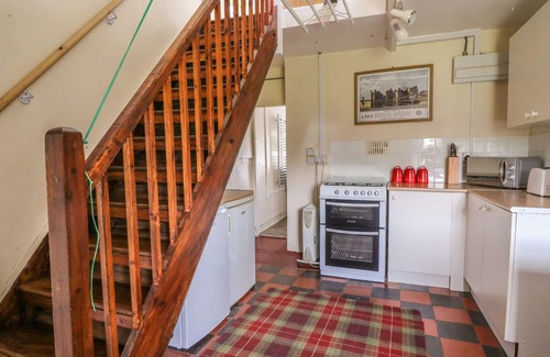 Llandefeilog Cottage | THE GARDEN COTTAGE, pet friendly, country holiday cottage in Kidwelly
