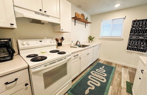 West Valley House | The Garden - Dog friendly!