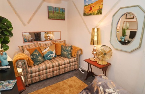 Blakeney Cottage | THE GARDEN FLAT, pet friendly, character holiday cottage in Blakeney