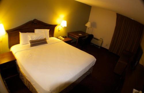 Elkhart Hotel | The Garden Inn