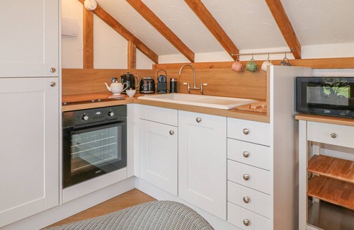 Edingley Cottage | THE GARDEN ROOM, family friendly, with hot tub in Southwell