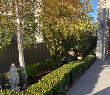 Wentworthville House | -The Garden Room - with Private Entrance & Private Bathroom