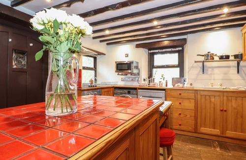 Hutton Cottage | THE GARDENER'S BOTHY, pet friendly, with hot tub in Pooley Bridge