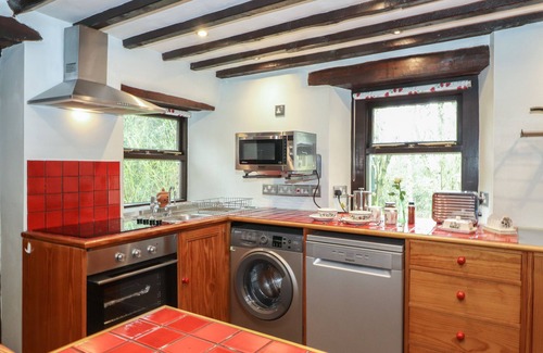 Hutton Cottage | THE GARDENER'S BOTHY, pet friendly, with hot tub in Pooley Bridge