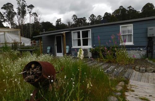 Branxholm Apartment | The Gardener's Cottage on Warrentinna