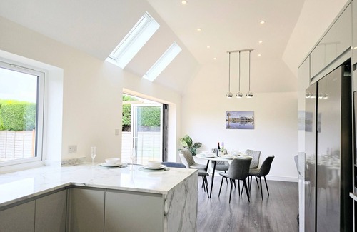 Horley House | The Gardens|3BR Bungalow|Driveway|Near LGW