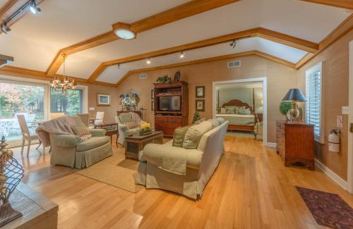 Douglas House | The Gardens - Lily - Walking Distance to Douglas Beach