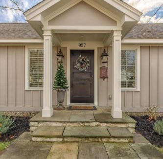 Douglas House | The Gardens - Lily - Walking Distance to Douglas Beach