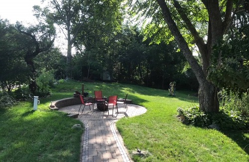 Clinton Cottage | The gardners Cottage 1 mile from long Island Sound - pet friendly