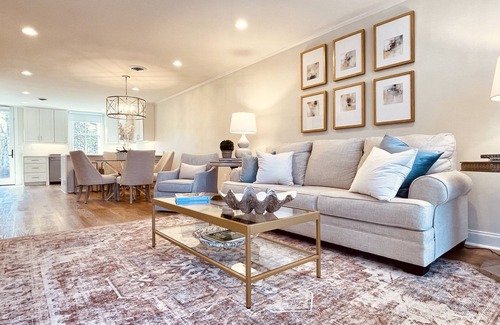 Oxford Condo | The Garner, 2BR Luxe Stay by Velvet Ditch Villas