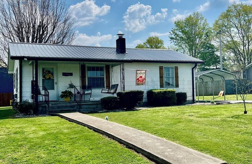 Gamaliel House | The Gatehouse, 2-bedroom house in charming Gamaliel with WiFi, AC, pet friendly.