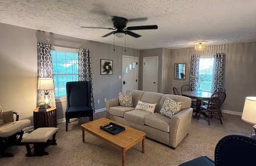 Gamaliel House | The Gatehouse, 2-bedroom house in charming Gamaliel with WiFi, AC, pet friendly.