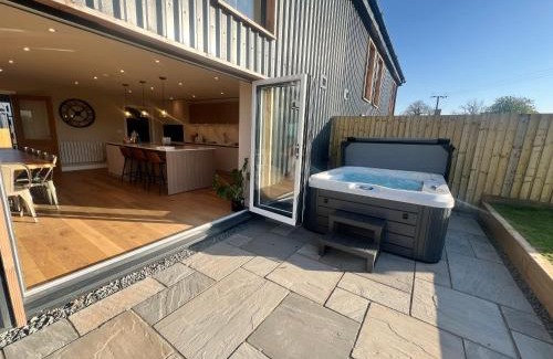 Redbrook House | The Gathering Barn Sleeps 12 & Hot Tub Perfect for Large Families, Birthdays and Gatherings, Rural Location in Herefordshire, Close to Ross on wye, Hay on Wye and Monmouth