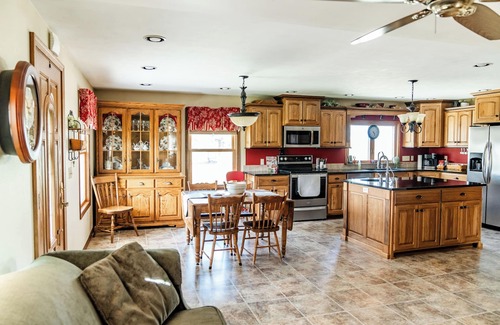 Partridge House | The Gathering Place 6 BR 4 Bath in rural Hutchinson!
