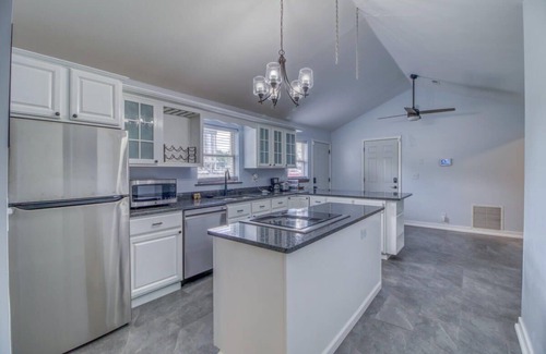 Springfield House | The Gathering Space - Updated - Great Location!