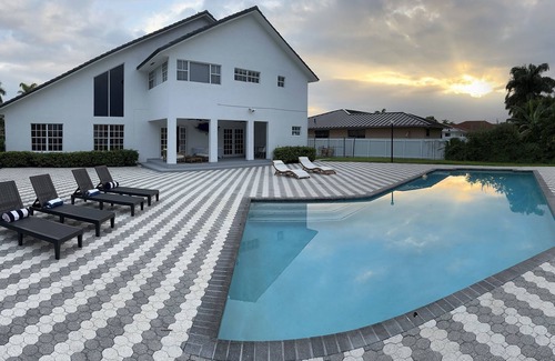 Tamiami House | The Gaudium House nSpacious, peaceful, Pool, Game room, close to attractions
