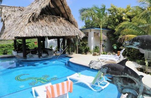 Lake Gardens House | The GECKO BUNGALOW**Beautiful POOL**Free Airport Shuttle