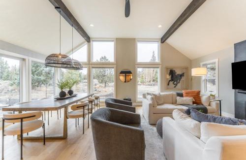 Bend Villa | The Gem Estate by AvantStay Modern Farmhouse w Lavender Fields Hot Tub