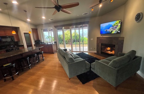 Fallbrook House | The Gem of Fallbrook - A unique stay with breathtaking views on an Avocado Farm!