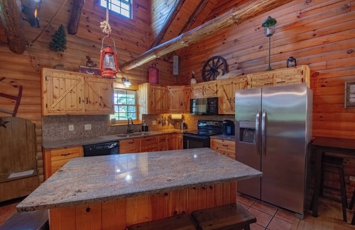 Hartville Cabin | The Generations Log Cabin Inground Pool Sleeps 16-20 SPECIAL! 299 per night