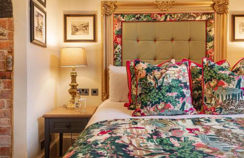 Amesbury Hotel | The George Hotel, Amesbury, Wiltshire - The Coaching Inn Group