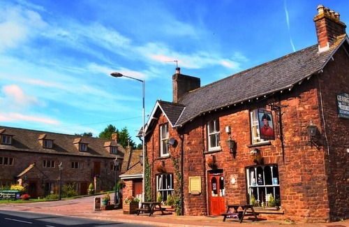 Aylburton Hotel | The George Inn & Millingbrook Lodge