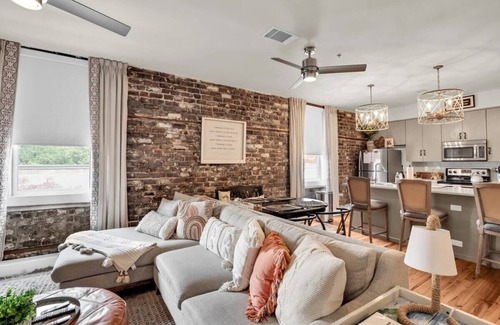 Historic District - North Apartment | The Georgia Peach -near Plant Riverside & downtown