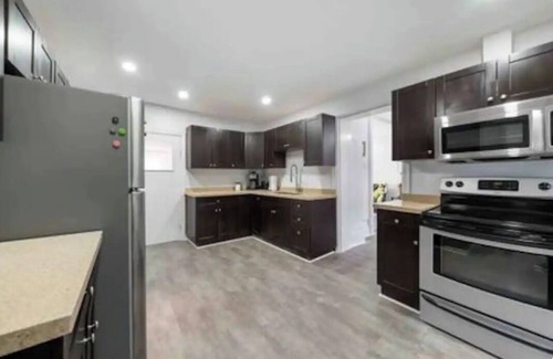 Brantford House | The Georgian; 4 bedroom home, 5 minutes from Highway 403, open to longterm stays