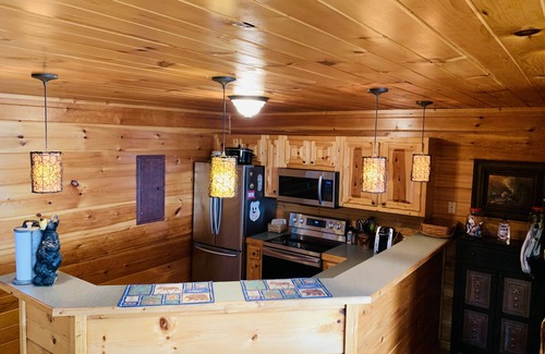 Gatlinburg - Pigeon Forge Cabin | The Getaway at Cavies Cove. Charming cabin with BEAUTIFUL MOUNTAIN VIEW !