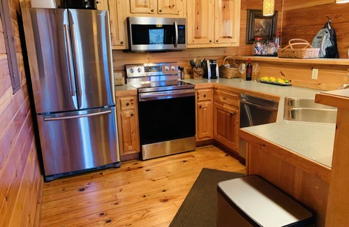 Gatlinburg - Pigeon Forge Cabin | The Getaway at Cavies Cove. Charming cabin with BEAUTIFUL MOUNTAIN VIEW !