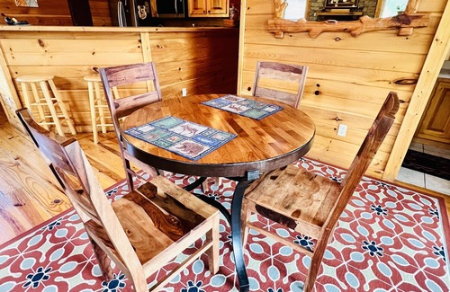 Gatlinburg - Pigeon Forge Cabin | The Getaway at Cavies Cove. Charming cabin with BEAUTIFUL MOUNTAIN VIEW !