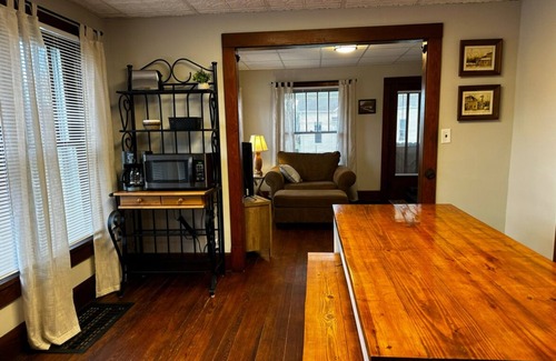 Lynnville House | THE GETAWAY-Charming 3 Bdrm 2 Bath, Sleeps 8-10 Lg Drive, WiFi, Tankless Water