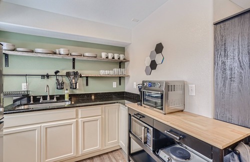 Superior Apartment | The Getaway - Large 1-bed walk-out basement apt