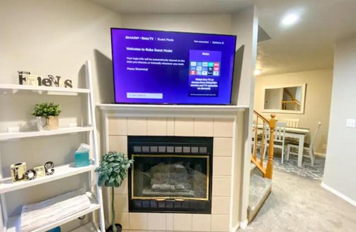 Southeast Boise House | The Getaway SE Boise Condo Across the street from Greenbelt, Bown Crossing and Boise River 3BD 3Bath, 4 beds! Lovely, Homey, Dining table seats 6