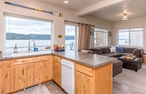 Hoodsport House | The Giggle Fish~Beachfront- Pet Friendly Hood Canal Getaway