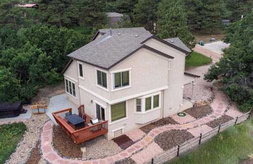 Palmer Lake House | The Glen House, a lovely 4 bedroom home in Palmer Lake, with hot tub, and views!