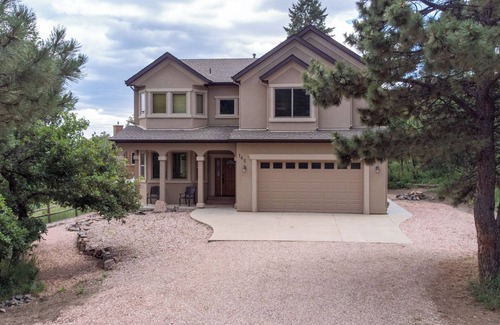 Palmer Lake House | The Glen House, a lovely 4 bedroom home in Palmer Lake, with hot tub, and views!
